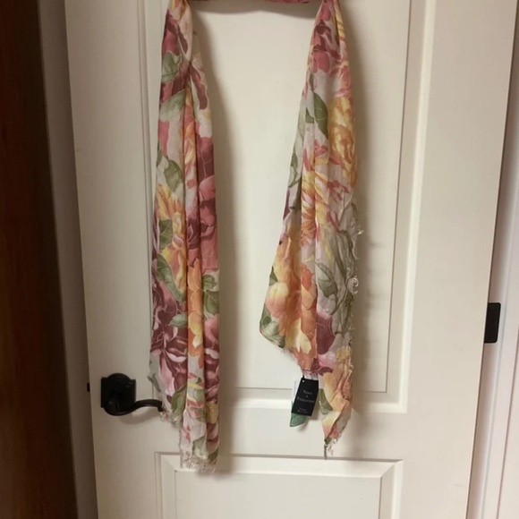 Beautiful Italian Scarf/Shawl NWT - Picture 3 of 6